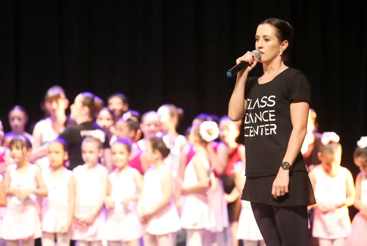 Luciane Lazzari falando com alunas em palco da Class Dance Center